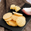 Glutenfreie, proteinreiche Soufflé-Chips mit Käse- und Zwiebelaroma
