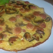 Omelette paysanne à la saucisse et aux courgettes