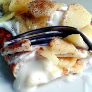 Crêpe hyperprotéinée à l'orange accompagnée de pommes et de yaourt